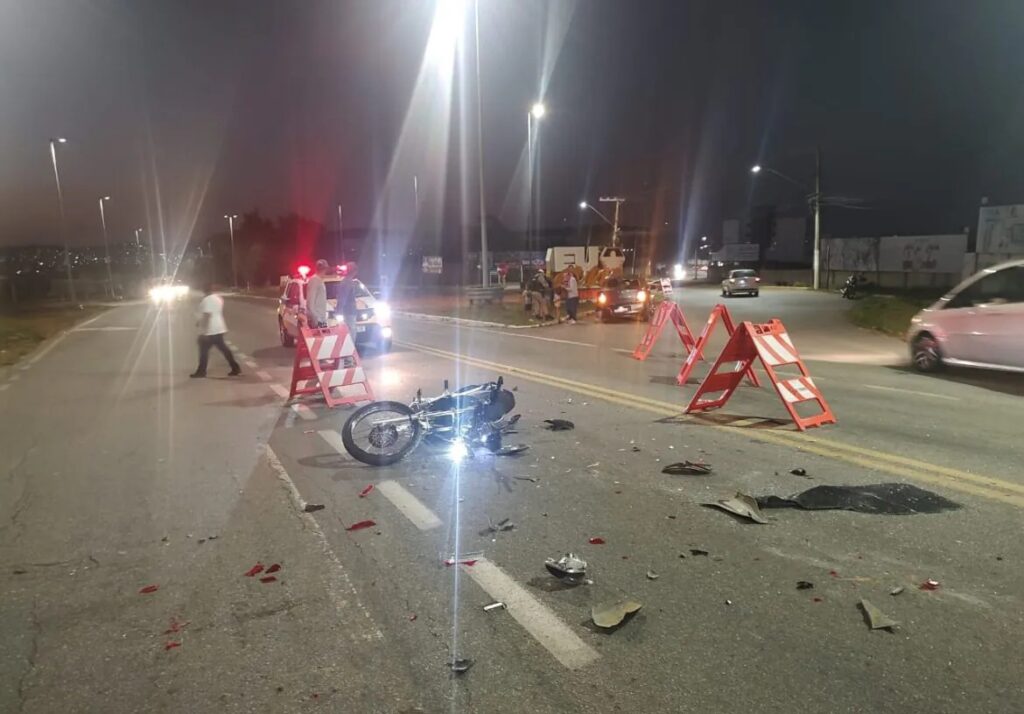 Motociclista é atingido por carro em travessia proibida na BR-494; trevo soma mais um acidente WhatsApp-Image-2025-07-27-at-00.03.51-1170x878.jpeg