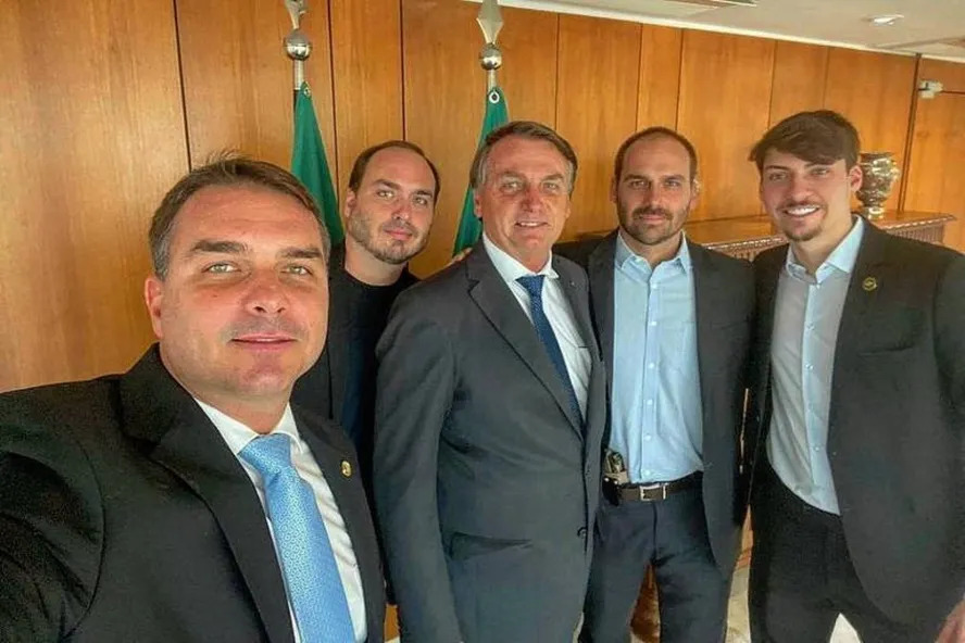 Secretário dos EUA diz que entrada em vigor de tarifas de 50% não será adiada; clã Bolsonaro comemora punição ao Brasil clã-Bolsonaro