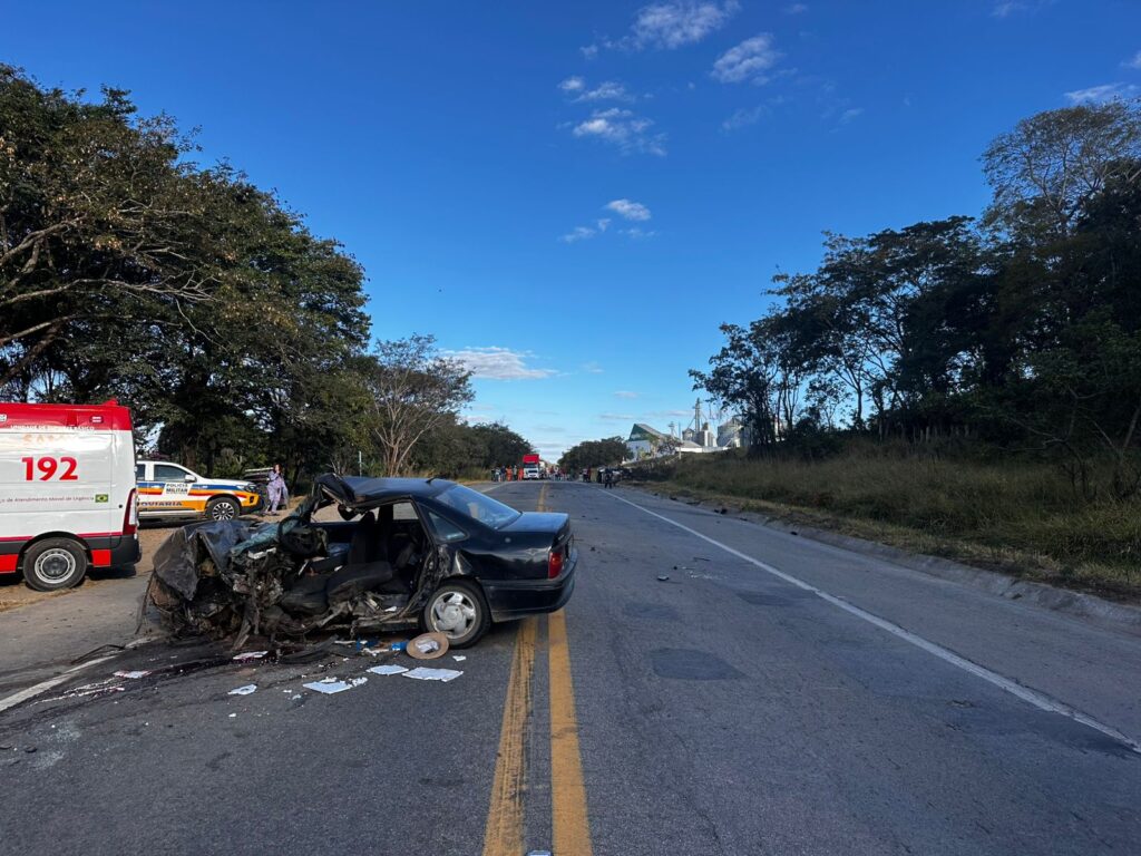 Tragédia na BR-494: colisão frontal entre dois carros deixa dois mortos em Cláudio claudio