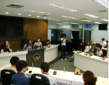 Projeto de Extensão do CEFET movimenta Câmara com discussões sobre política global