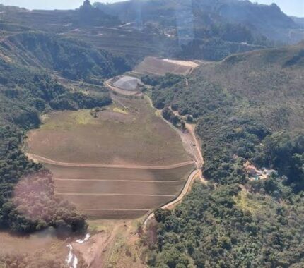 Brumadinho vive novo temor com risco elevado de barragem da Emicon; Defesa Civil mapeia área para evacuação