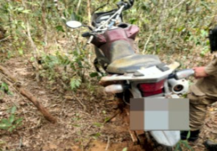 Moto furtada há 8 anos reaparece intacta em mata de São Sebastião do Oeste e surpreende até a polícia