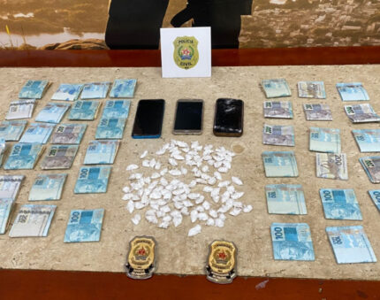 Tráfico em dose dupla: irmãos gêmeos caem em flagrante com 110 papelotes de cocaína e mais de R$ 42 mil