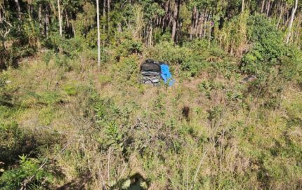 Policial reformado morre preso às ferragens após despencar em barranco de 50 metros em Juiz de Fora