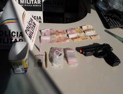 Tráfico e ostentação: Polícia encontra drogas e pistola falsa na casa de suspeito em Cláudio rrrr