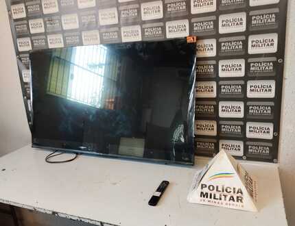 Homem é flagrado carregando TV furtada nas costas em plena rua de Divinópolis sit3