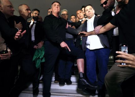 Moraes adverte Bolsonaro, mas descarta prisão após “furo isolado” nas cautelares