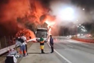 Fogo atinge ônibus do Cruzeiro e deixa torcedores em pânico na Grande BH 1_redes--68--58210378