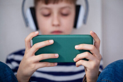 Senado decide futuro de projeto que protege menores no uso das redes sociais 638006572157424034_crianca-com-celular