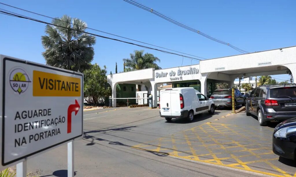 Alexandre de Moraes manda vistoriar carros e área externa da casa de Bolsonaro Alexandre de Moraes manda vistoriar carros e área externa da casa de Bolsonaro