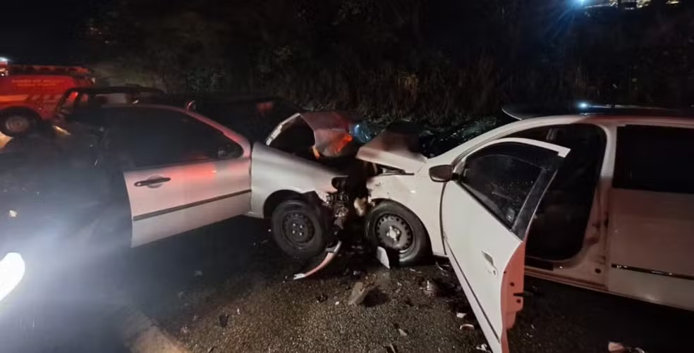 Batida entre três carros mata motorista na BR-494 Batida entre três carros mata motorista na BR-494