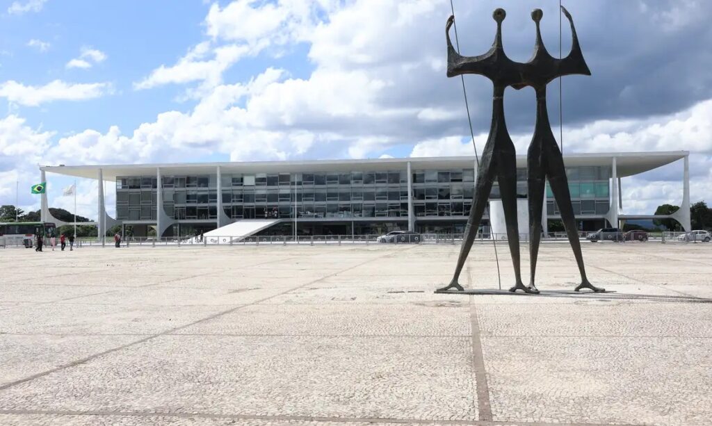 Esquema especial reforça segurança em Brasília para julgamento de Bolsonaro e desfile cívico Esquema especial reforça segurança em Brasília para julgamento de Bolsonaro e desfile cívico