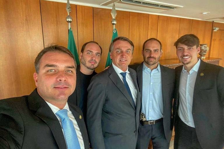 Família Bolsonaro ameaça deixar PL se Tarcísio se filiar ao partido Família Bolsonaro ameaça deixar PL se Tarcísio se filiar ao partido
