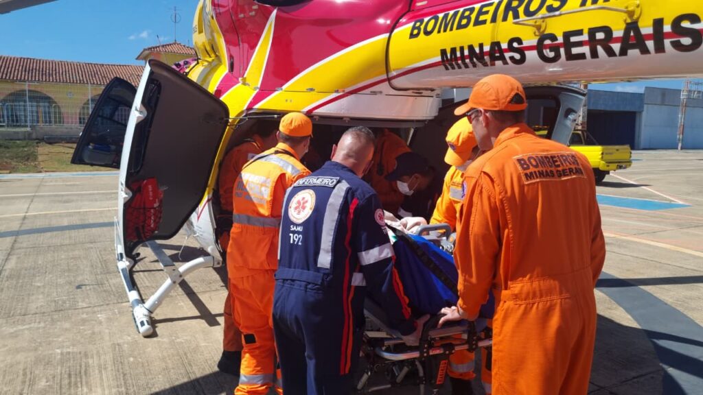 Paciente com 32% do corpo queimado é transferida com sucesso em operação aérea em Divinópolis IMG-20250813-WA0058
