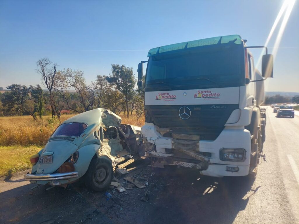 Idoso fica gravemente ferido após colisão frontal entre Fusca e carreta na BR-354 em Formiga IMG-20250823-WA0011