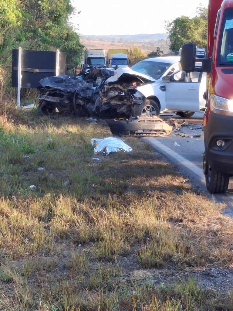 Colisão frontal entre carro e caminhonete mata duas pessoas na BR-494, em Divinópolis IMG-20250824-WA0006