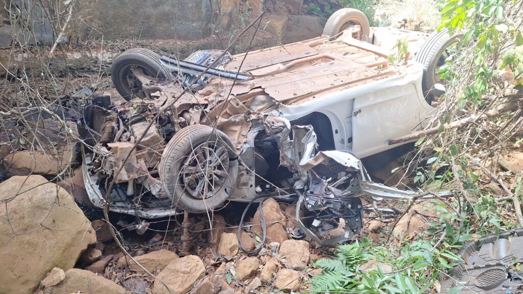 Motorista cochila, perde controle e carro despenca de ponte em Pimenta Imagem do WhatsApp de 2025-08-02 à(s) 15.09.33_e15f5755