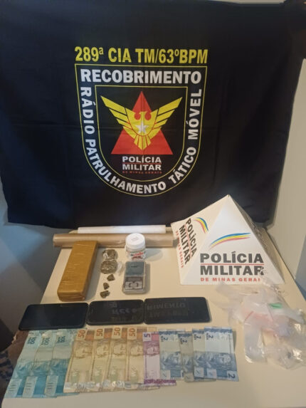 Denúncias anônimas levam PM a estourar ponto de tráfico e apreender drogas em Formiga