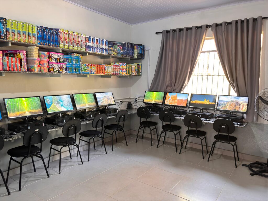 Itaúna inaugura Sala Multidigital Aluízio Monteiro na Escola Municipal João Nogueira Penido Imagem do WhatsApp de 2025-08-21 à(s) 01.40.37_1620b472