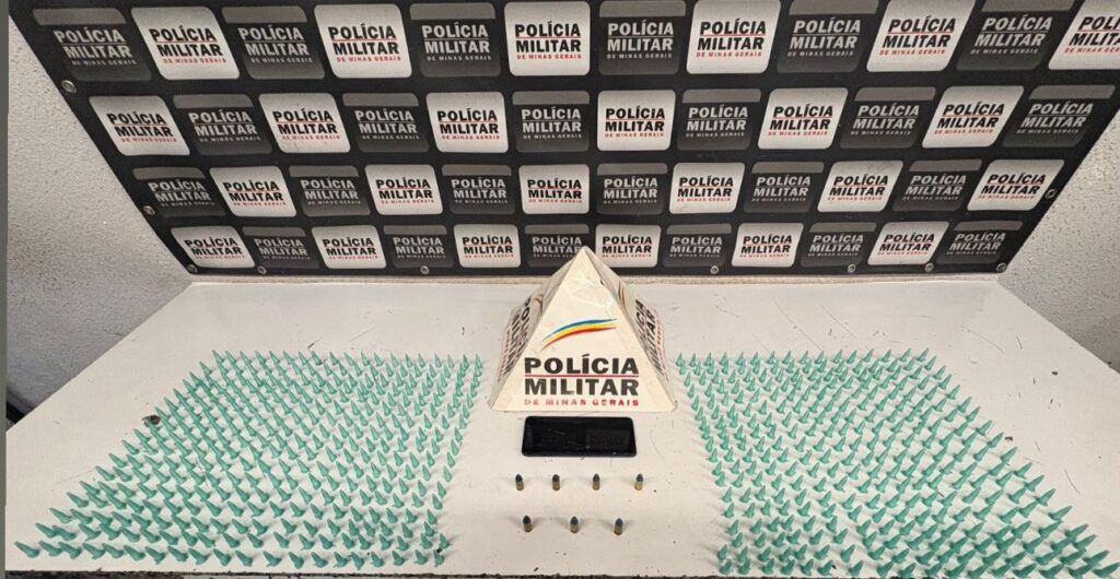 Polícia prende jovem com quase 600 pinos de cocaína em frente a escola em Divinópolis Imagem do WhatsApp de 2025-08-22 à(s) 10.10.17_e396e7d0