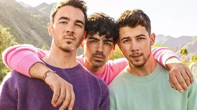 Demi Lovato e Jonas Brothers revivem “Camp Rock” e emocionam fãs em turnê comemorativa Jonas Brothers