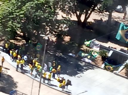 Manifestação “monstruosa” em Divinópolis pelo impeachment de Moraes e “Fora Lula” reúne 30 bolsonaristas e sete bandeiras