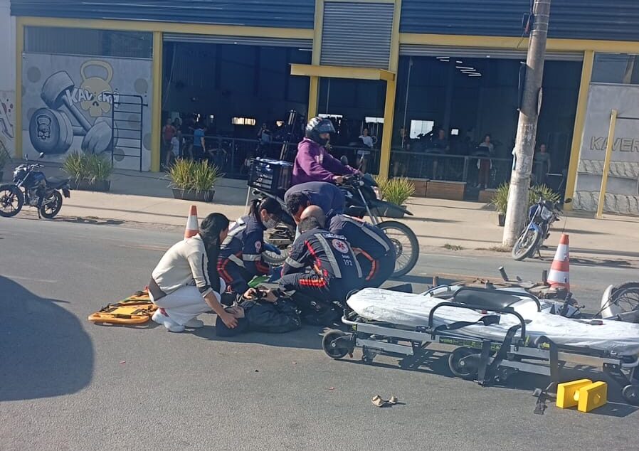Motociclista sofre fratura após colisão em avenida de Divinópolis
