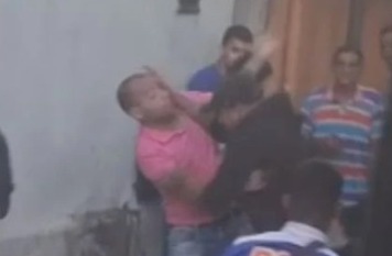 Passageiro tenta entrar sem pagar em ônibus e provoca confusão no Bairro Interlagos em Divinópolis Passageiro tenta entrar sem pagar em ônibus e provoca confusão no Bairro Interlagos em Divinópolis