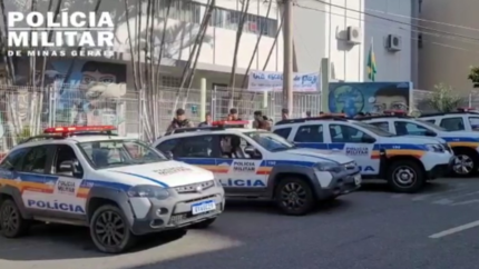 PM age rápido e prende adolescente com drogas em frente a escola no Centro de Divinópolis
