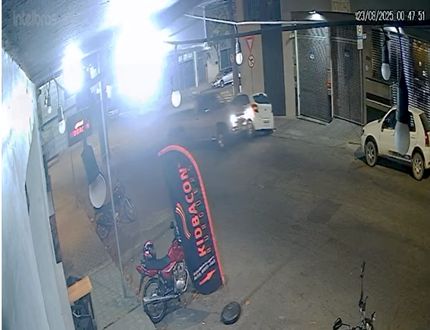Imagem: Caminhonete invade contramão, bate em carro estacionado e motorista foge na madrugada agitada no centro de Divinópolis acidente