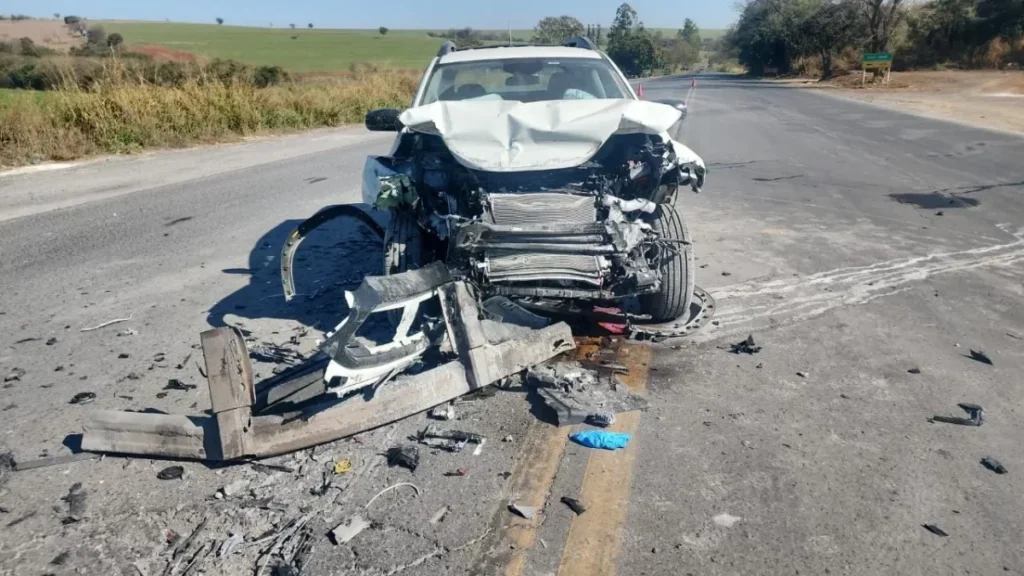 Fiat Toro colide com caminhão em Arcos, passageiro fica em estado grave e motorista se nega a fazer bafômetro arcos-1200x675