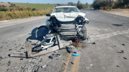 Fiat Toro colide com caminhão em Arcos, passageiro fica em estado grave e motorista se nega a fazer bafômetro