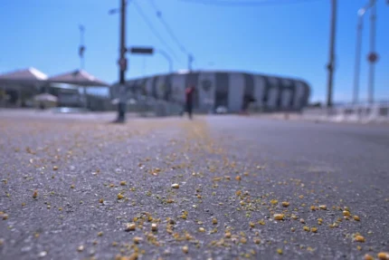 Clássico mineiro esquenta com provocação: milho jogado no entorno da Arena MRV