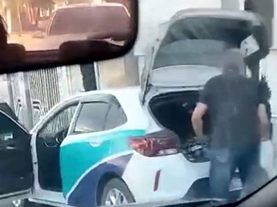 Veículo da Prefeitura de São Sebastião do Oeste é flagrado coletando produtos têxteis em Divinópolis, supostamente em uso particular, e pode ser alvo de investigação