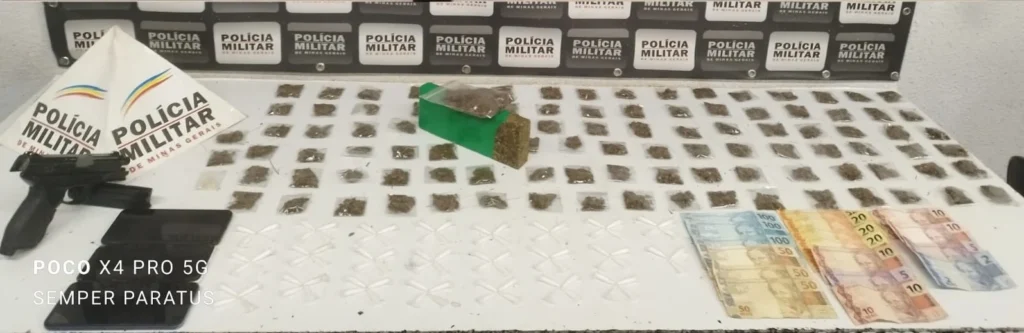 Polícia encontra cocaína, maconha em residência de Divinópolis com ajuda de cão farejador dupla-presa-drogas-divinopolis