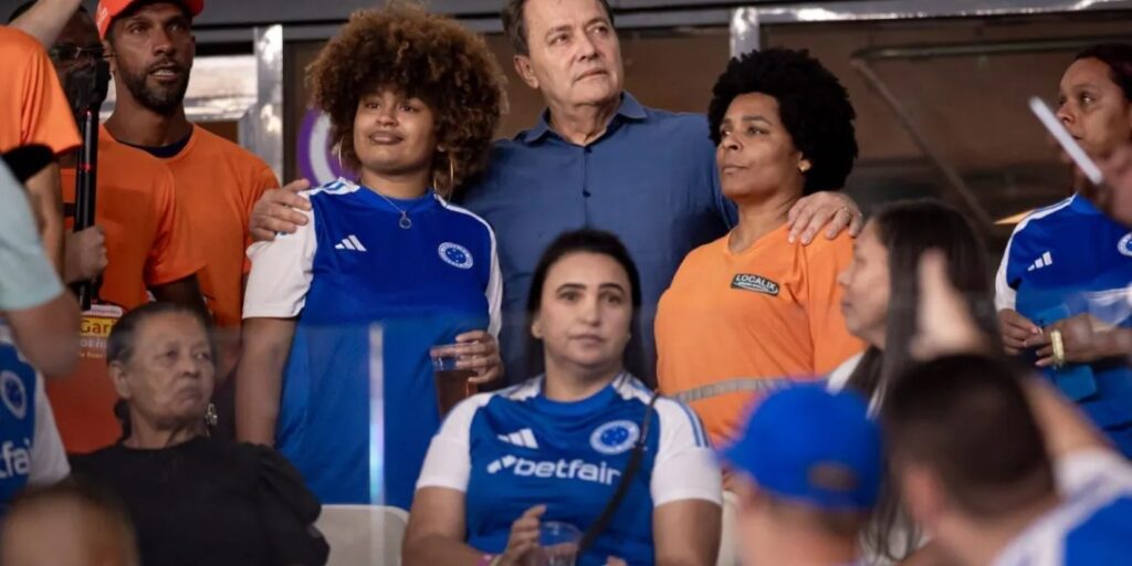 Cruzeiro homenageia gari assassinado em BH; família recebe camisa no Mineirão familiares-gari-assassinado-cruzeiro-inter-e1755988161971
