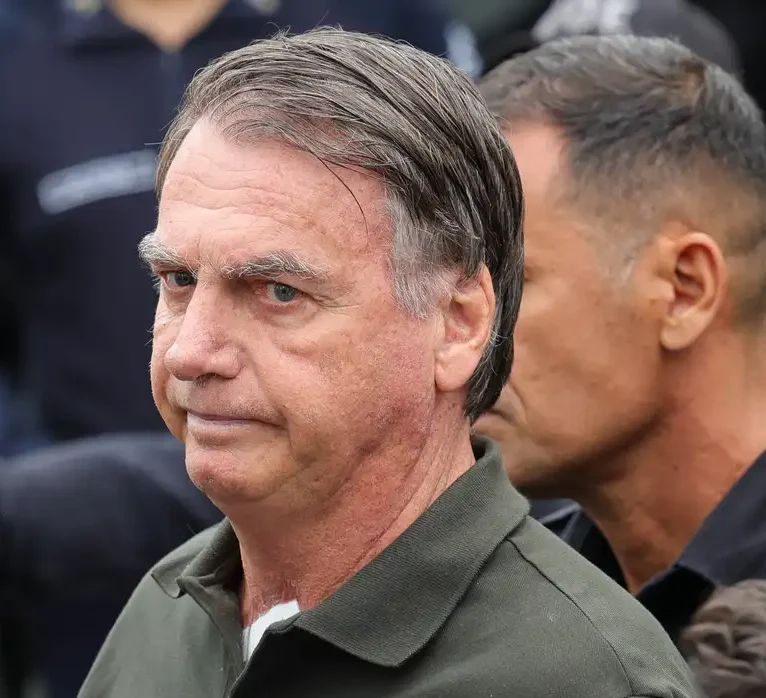 Anemia e alteração renal mantêm Bolsonaro em observação em hospital particular