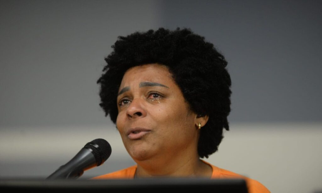 Viúva de gari pede indenização por danos morais e mantém luta por justiça 1_viuva-de-laudemir-sobre-rene----achou-que-estava-atirando-em-saco-de-lixo----58763167