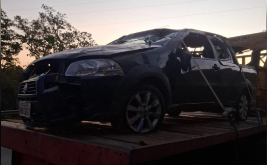 Carro capota na BR-494 em Itapecerica e deixa duas pessoas feridas Carro capota na BR-494 em Itapecerica e deixa duas pessoas feridas