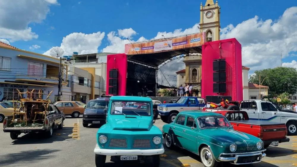 Encontro de Carros Antigos movimenta Cláudio com shows, gastronomia e solidariedade