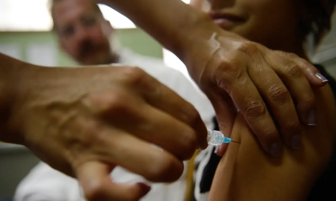 HPV: jovens de 15 a 19 anos têm até dezembro para se vacinar pelo SUS