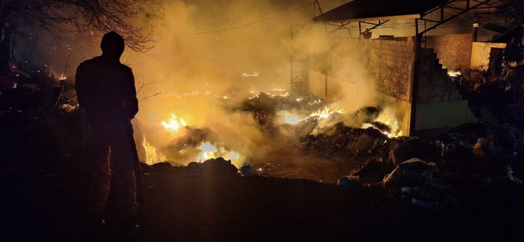 Ação conjunta controla incêndio no Aterro de Carmo do Cajuru Ação conjunta controla incêndio no Aterro de Carmo do Cajuru