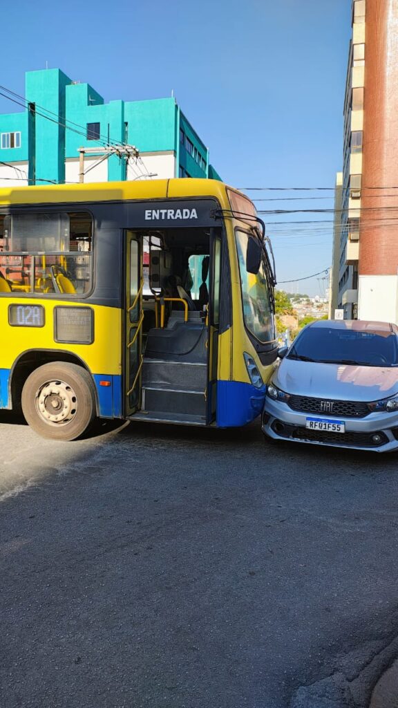 Acidente entre ônibus e carro causa susto no Centro de Divinópolis Acidente entre ônibus e carro causa susto no Centro de Divinópolis