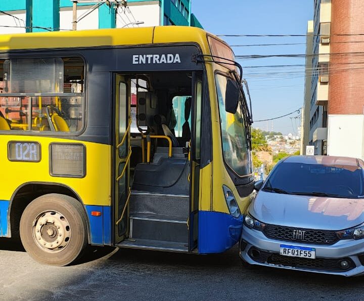 Acidente entre ônibus e carro causa susto no Centro de Divinópolis