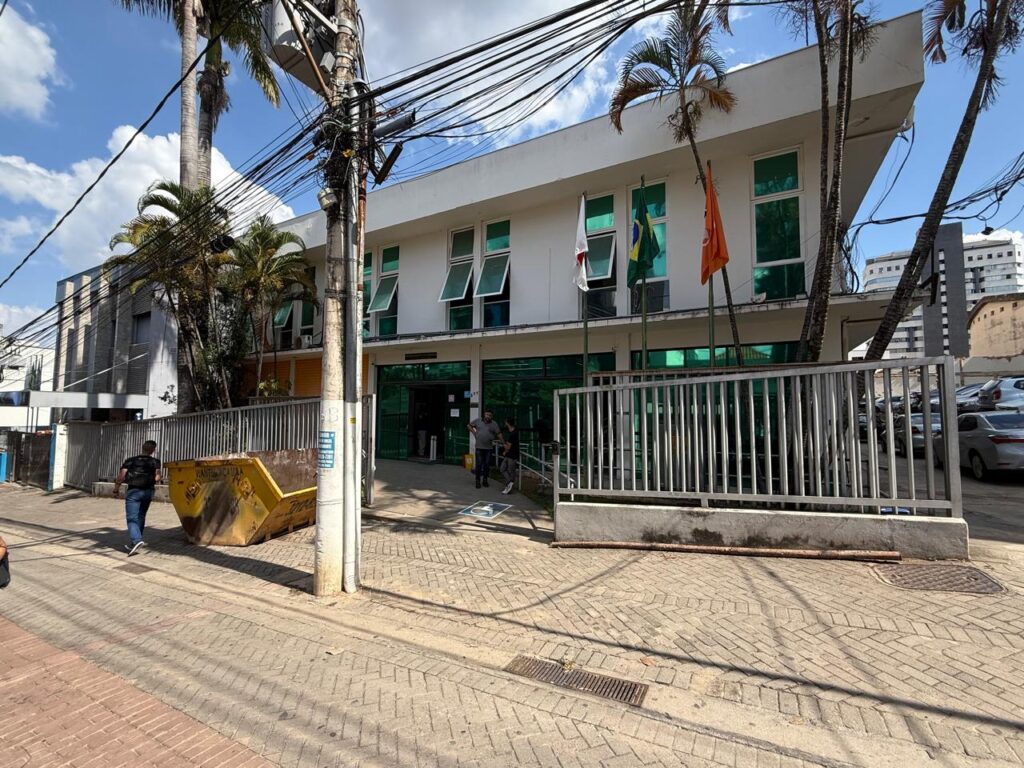 Câmara de Divinópolis avança na reforma da sede com foco em melhorias para a população Camara - fachada