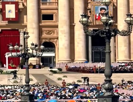 Gleide Andrade participou da canonização de Carlo Acutis e Pier Giorgio Frassati em Roma Carlos Acuttis