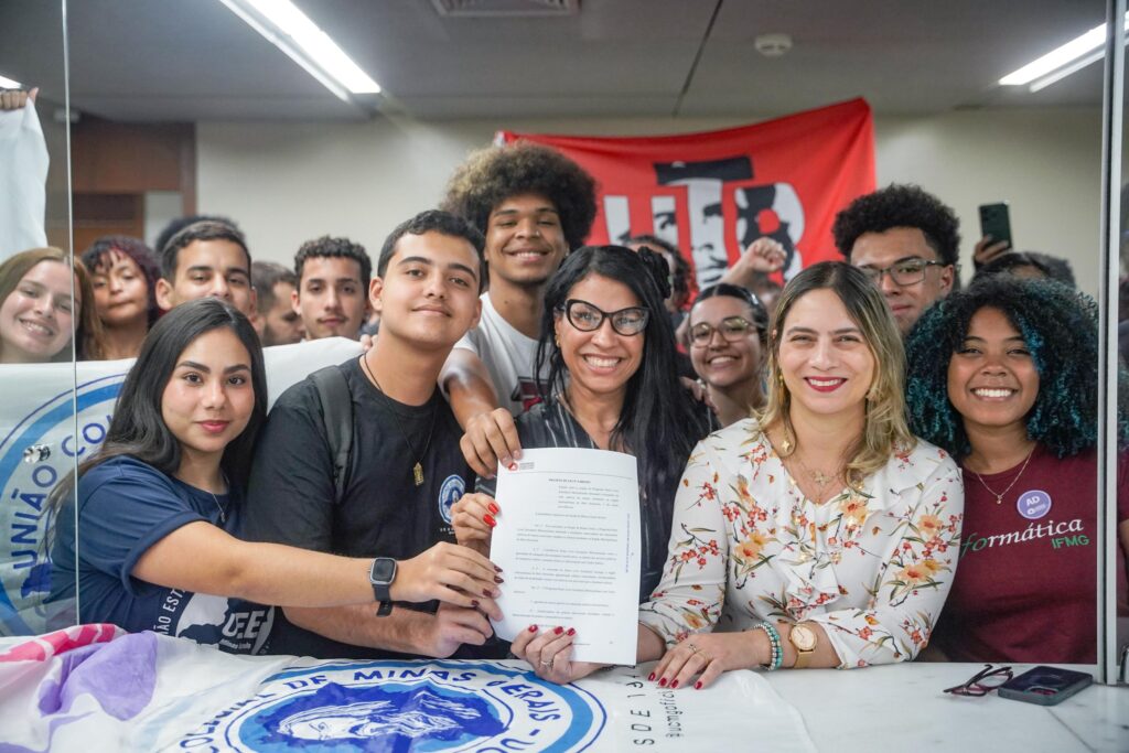 Deputada estadual Beatriz Cerqueira protocola projeto de passe livre estudantil metropolitano Deputada estadual Beatriz Cerqueira protocola projeto de passe livre estudantil metropolitano