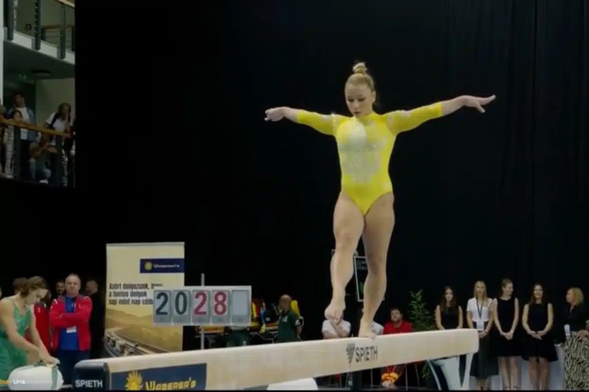 Flávia Saraiva dá show e conquista ouro na trave na Copa do Mundo de Ginástica