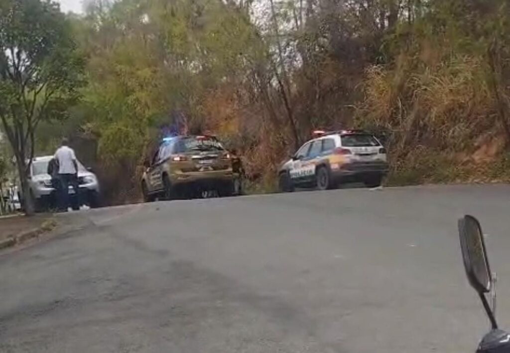 Após audiência no Fórum de Divinópolis, homem é perseguido e morto Homem é executado a tiros após audiência no Fórum de Divinópolis. Polícia confirma dez disparos e múltiplas passagens da vítima.