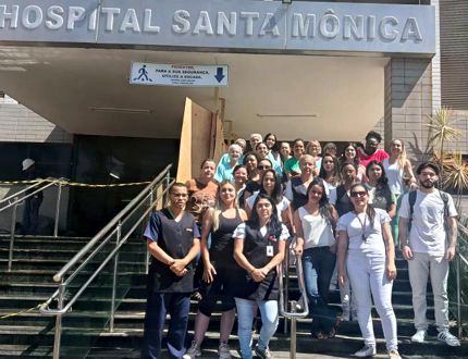 Enfermeiros do Hospital Santa Mônica protestam por não receber piso salarial da categoria em Divinópolis